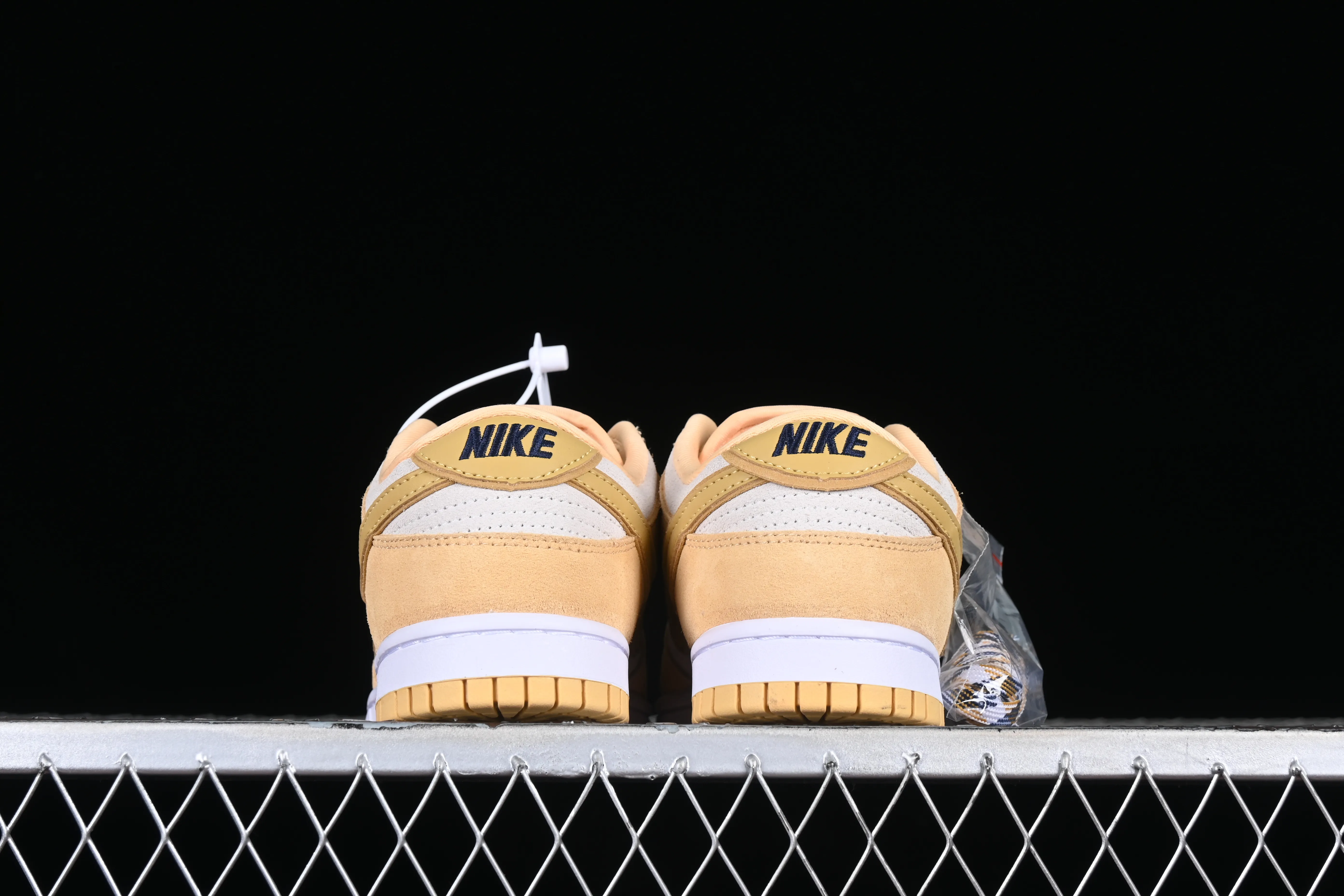 All Categories Nk SB Dunk Series Nk SB Dunk Low Low-top sneakers Cost-effective version Nk Dunk Low "Gold Suede" Cheese Pudding Ice Cream Yellow White SB Low-top casual sports skateboard shoes DV7411-200